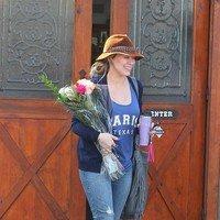 Pregnant Hilary Duff receives flowers from a paparazzo | Picture 88890